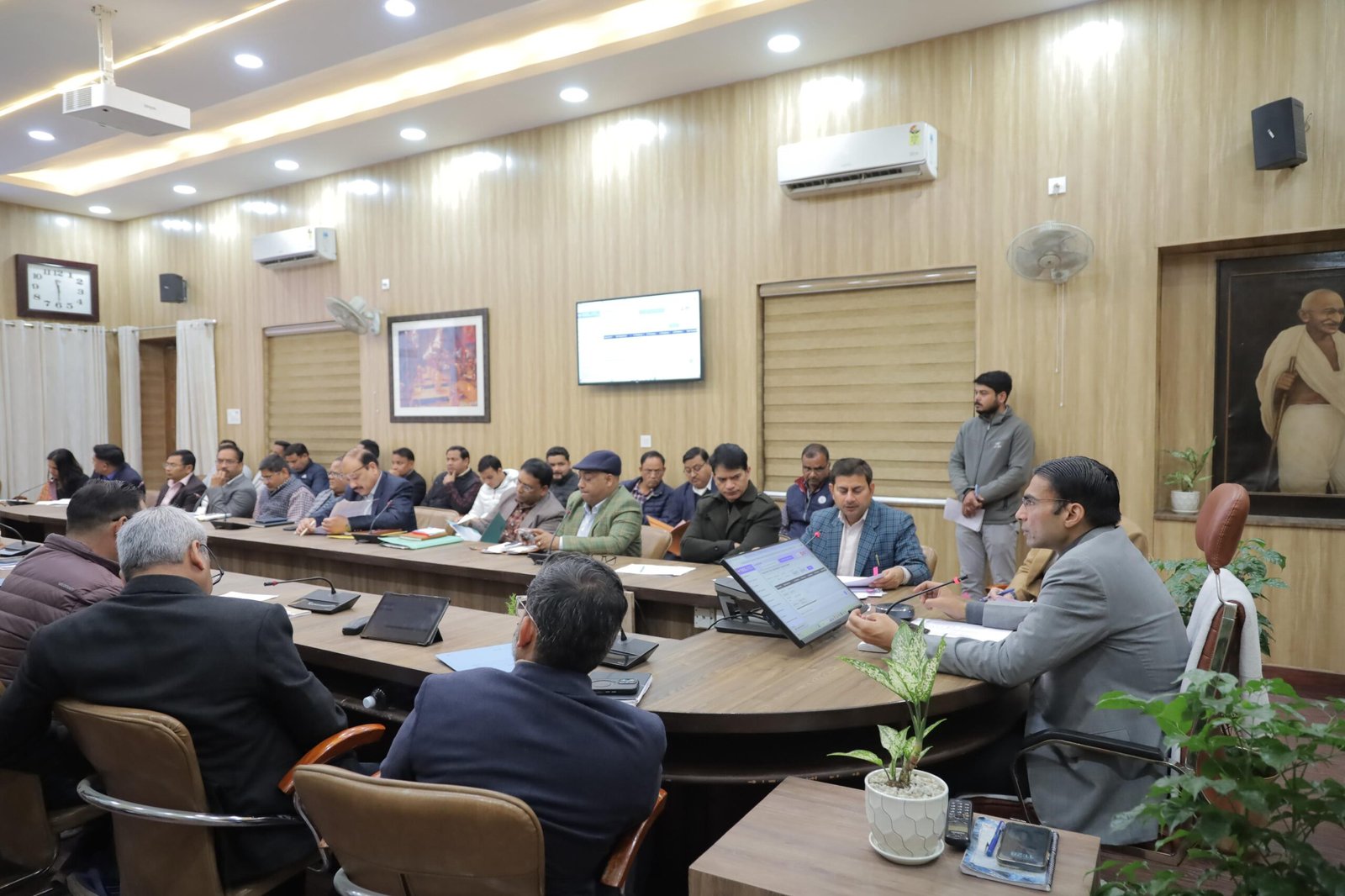 सीएम की समीक्षा में जिला रहना चाहिए अव्वल