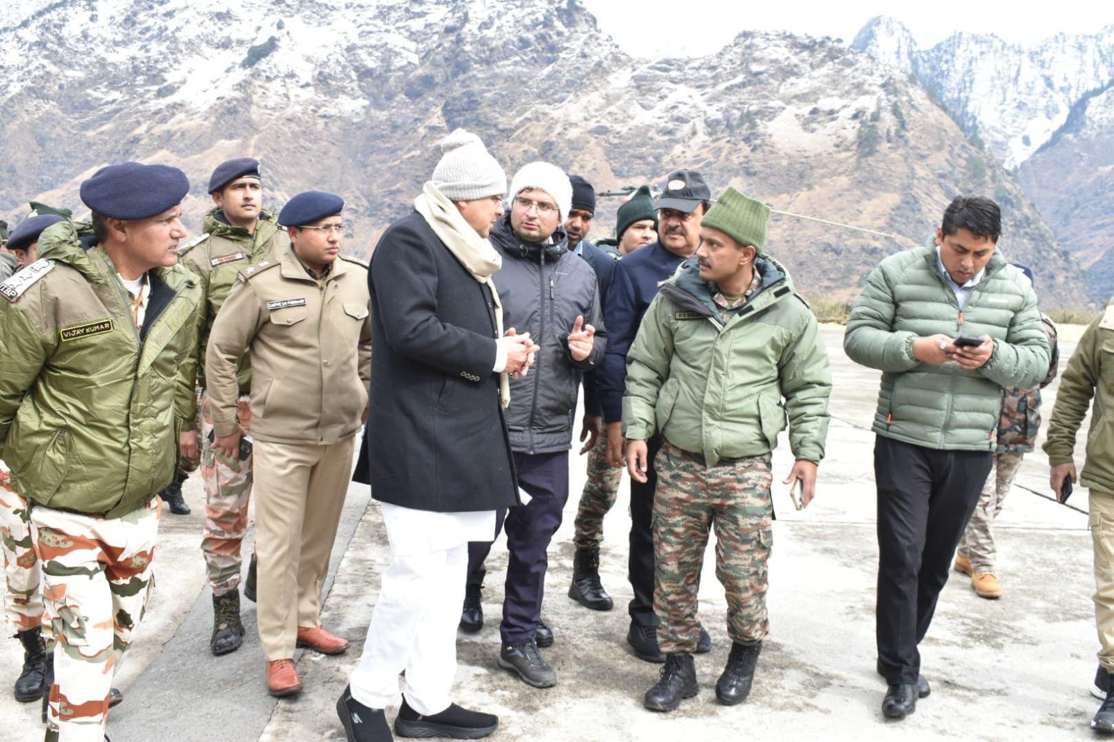सीएम ने लिया हिमस्खलन क्षेत्र का हवाई सर्वेक्षण कर स्थिति का जायजा