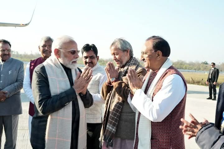प्रधानमंत्री मोदी का देवभूमि उत्तराखंड आगमन पर सीएम ने किया स्वागत