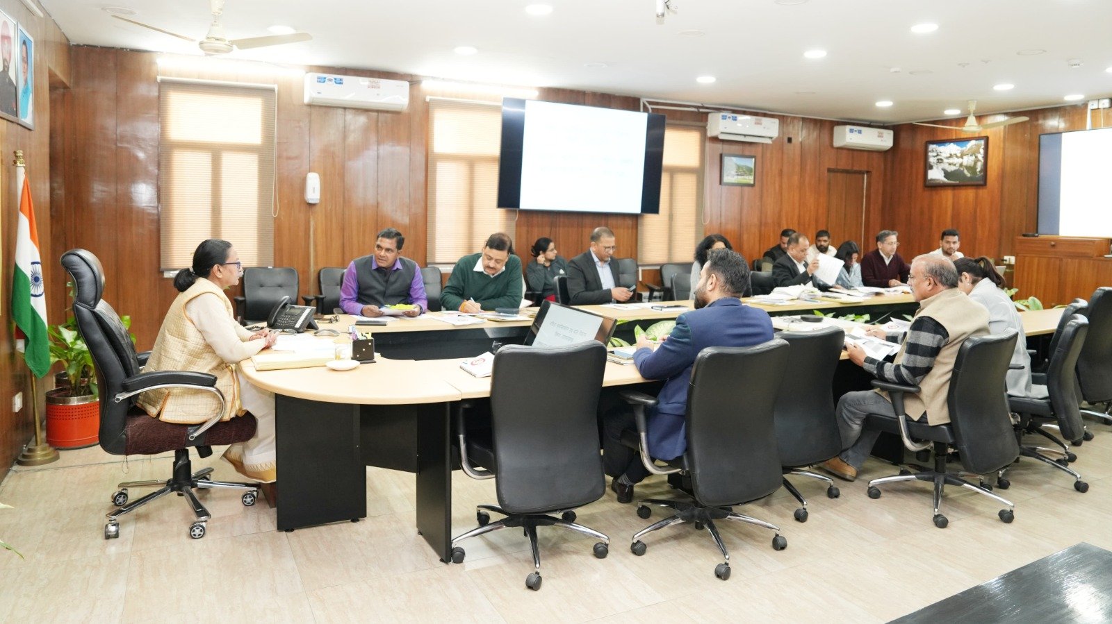 सीएस ने योजनाओं की महिला लाभार्थियों की सटीक जानकारी तलब की