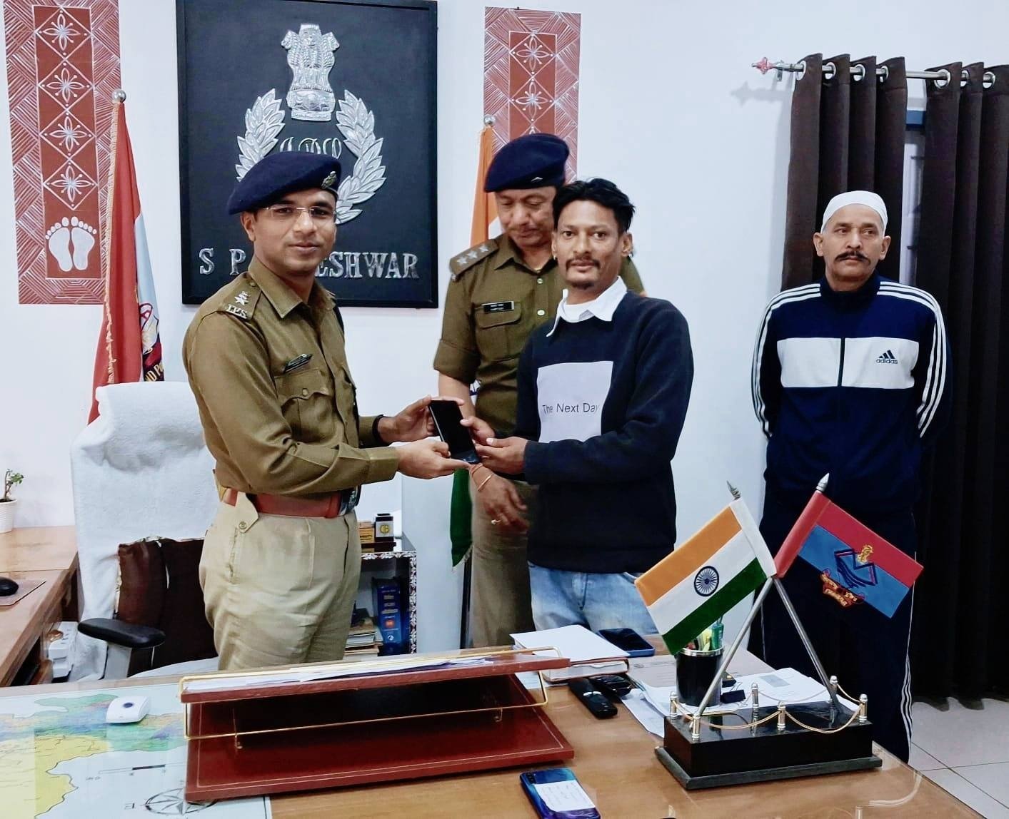 खोये हुए मोबाइल फोन लौटाकर पुलिस ने दी खुशियों की सौगात