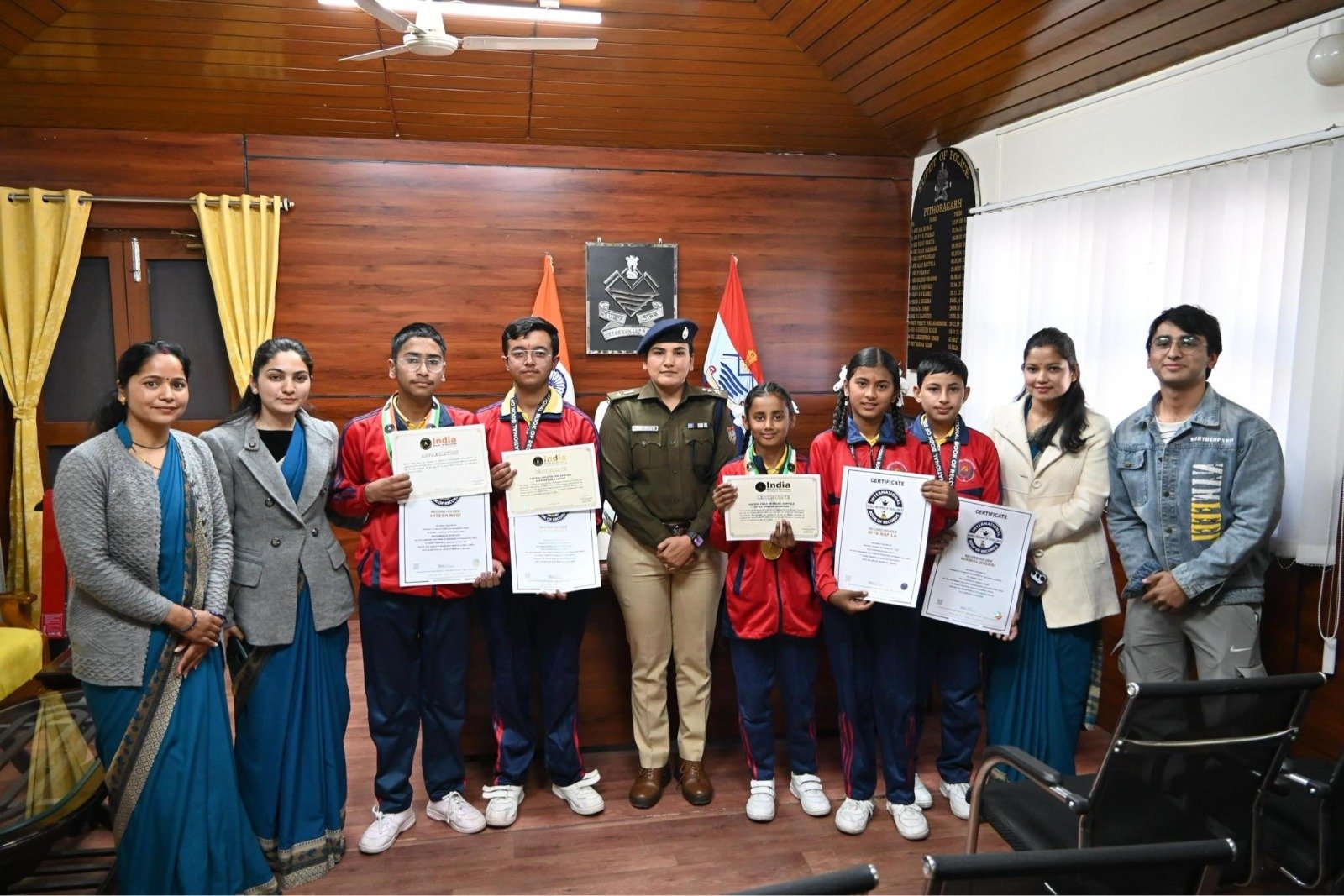 एसपी ने किया मेधावी छात्रों को पुरस्कृत