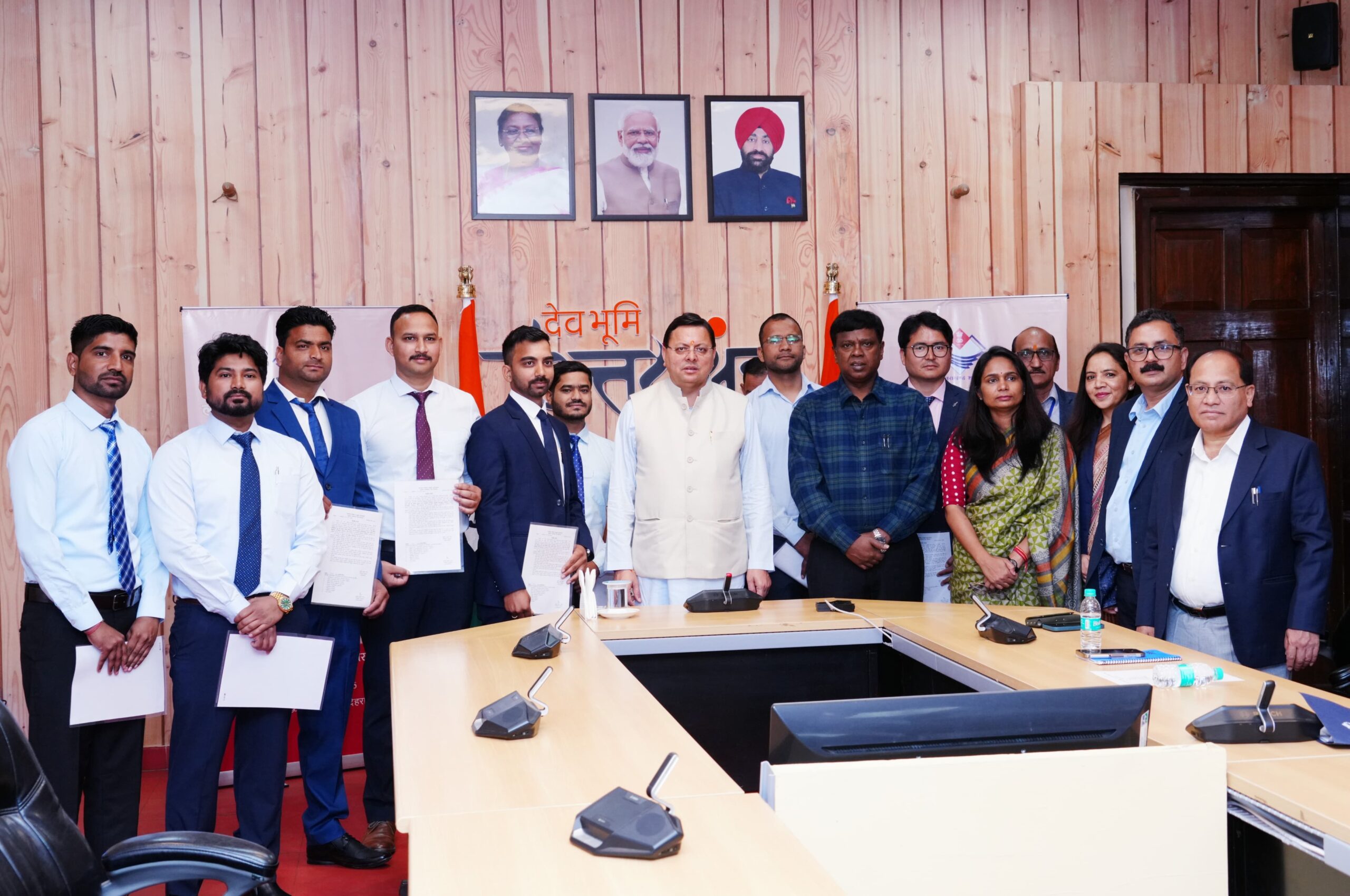 मुख्यमंत्री ने परिवहन विभाग के अन्तर्गत सम्भागीय निरीक्षक (प्राविधिक) पद पर नियुक्त अभ्यर्थियों को नियुक्ति पत्र किये प्रदान