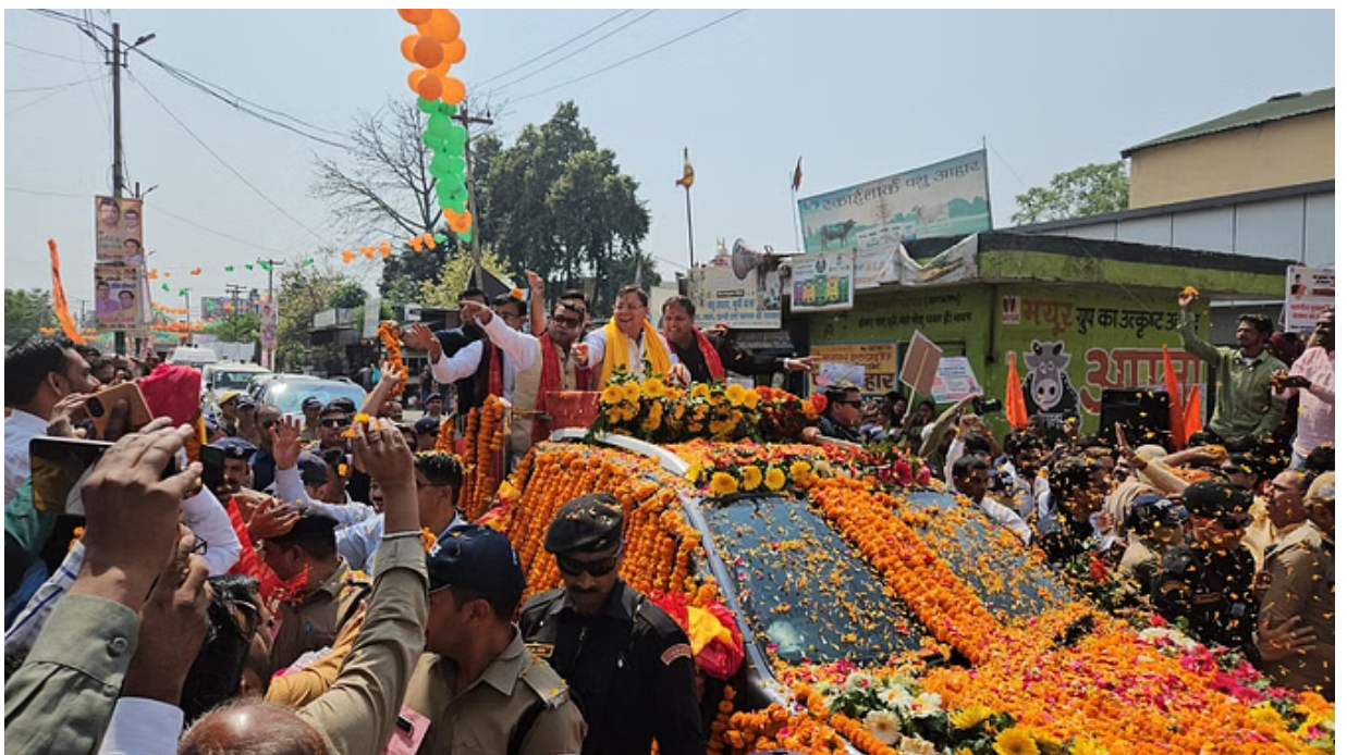 सीएम धामी का भव्य रोड शो: जगह-जगह फूलों से हुई पुष्प वर्षा, CM ने हाथ जोड़कर भीड़ का किया अभिवादन