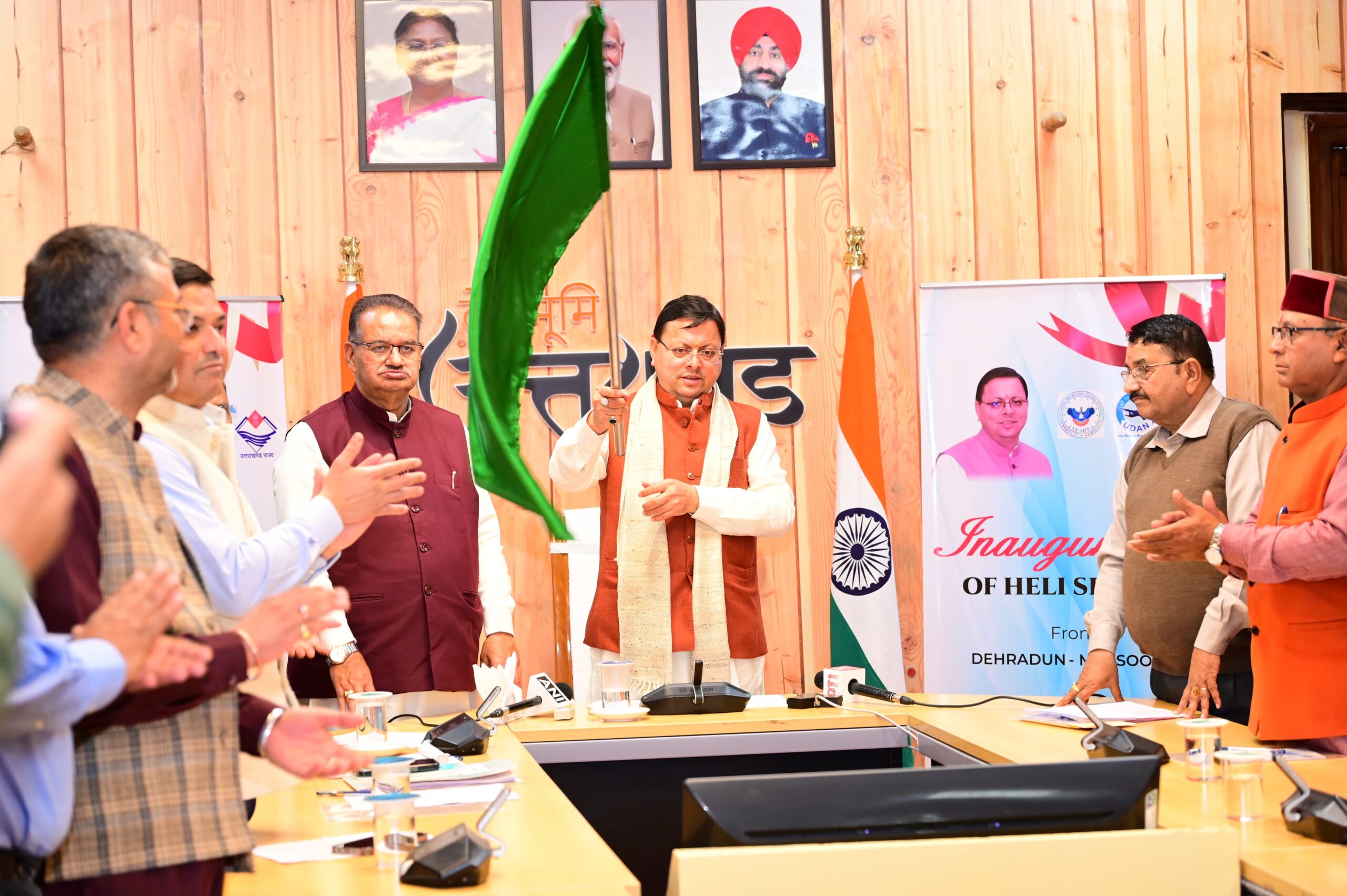 सीएम धामी ने हरी झंडी दिखाकर किया चार हेली सेवाओं का शुभारंभ