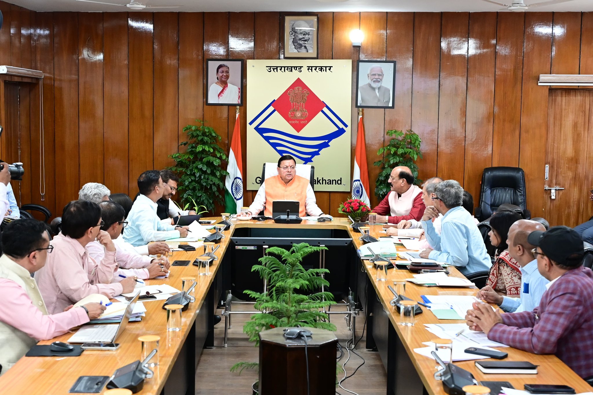 मुख्यमंत्री पुष्कर सिंह धामी ने वन विभाग व ऊर्जा विभाग की योजनाओं पर समीक्षा बैठक कर अधिकारियों को दिए निर्देश।