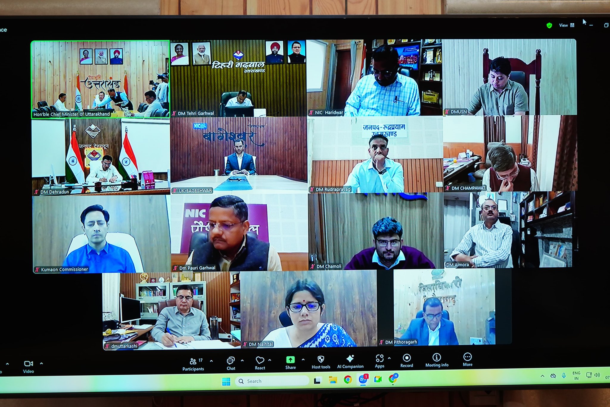 मुख्यमंत्री पुष्कर सिंह धामी ने जिला अधिकारियों के साथ की वर्चुअल बैठक, जिलाधिकारियों को दिए यह निर्देश।