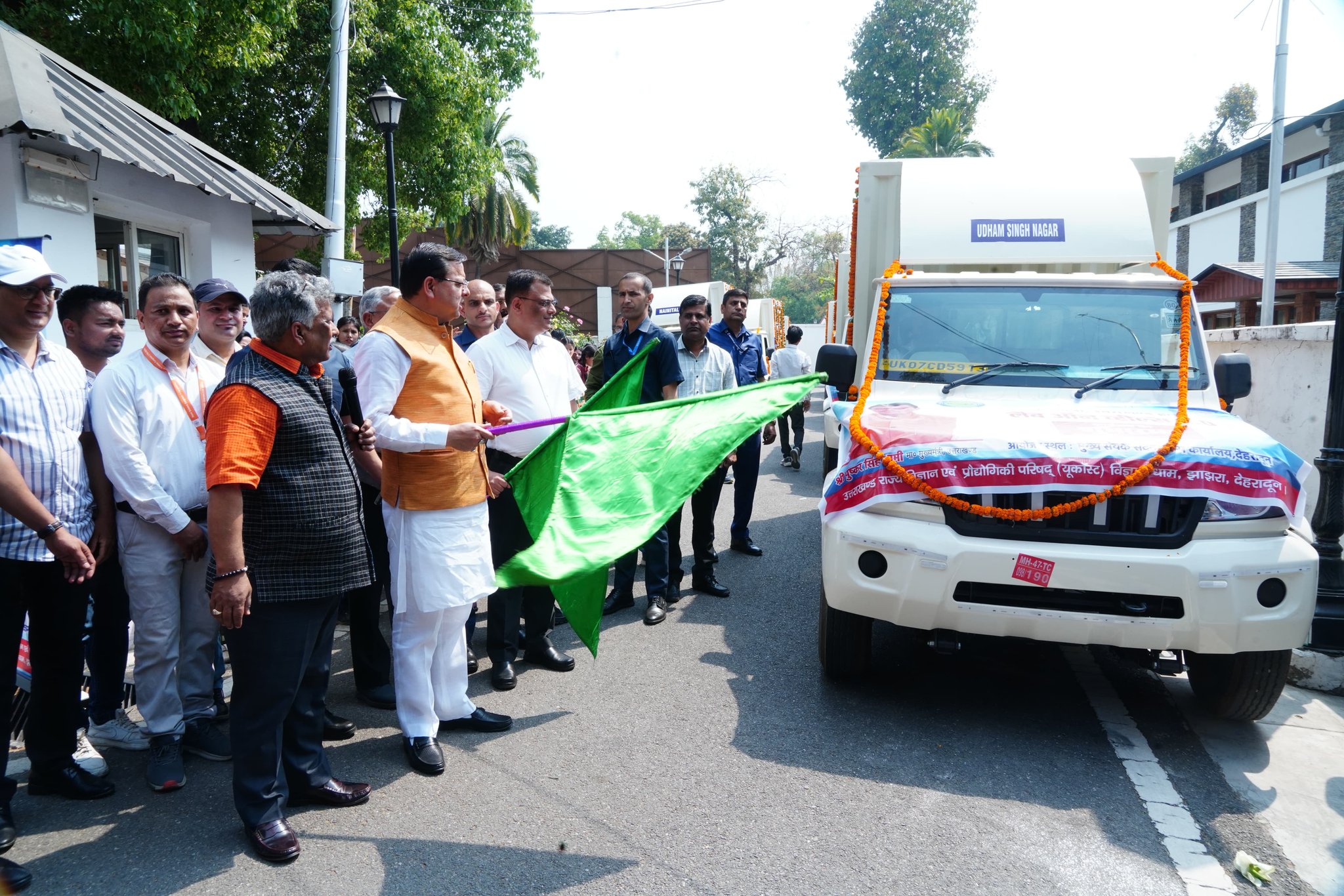 मुख्यमंत्री ने  में मोबाइल साइंस लैब के विज्ञान माॅडलों का अवलोकन किया और 09 मोबाइल साइंस लैब को हरी झण्डी दिखा कर रवाना किया।