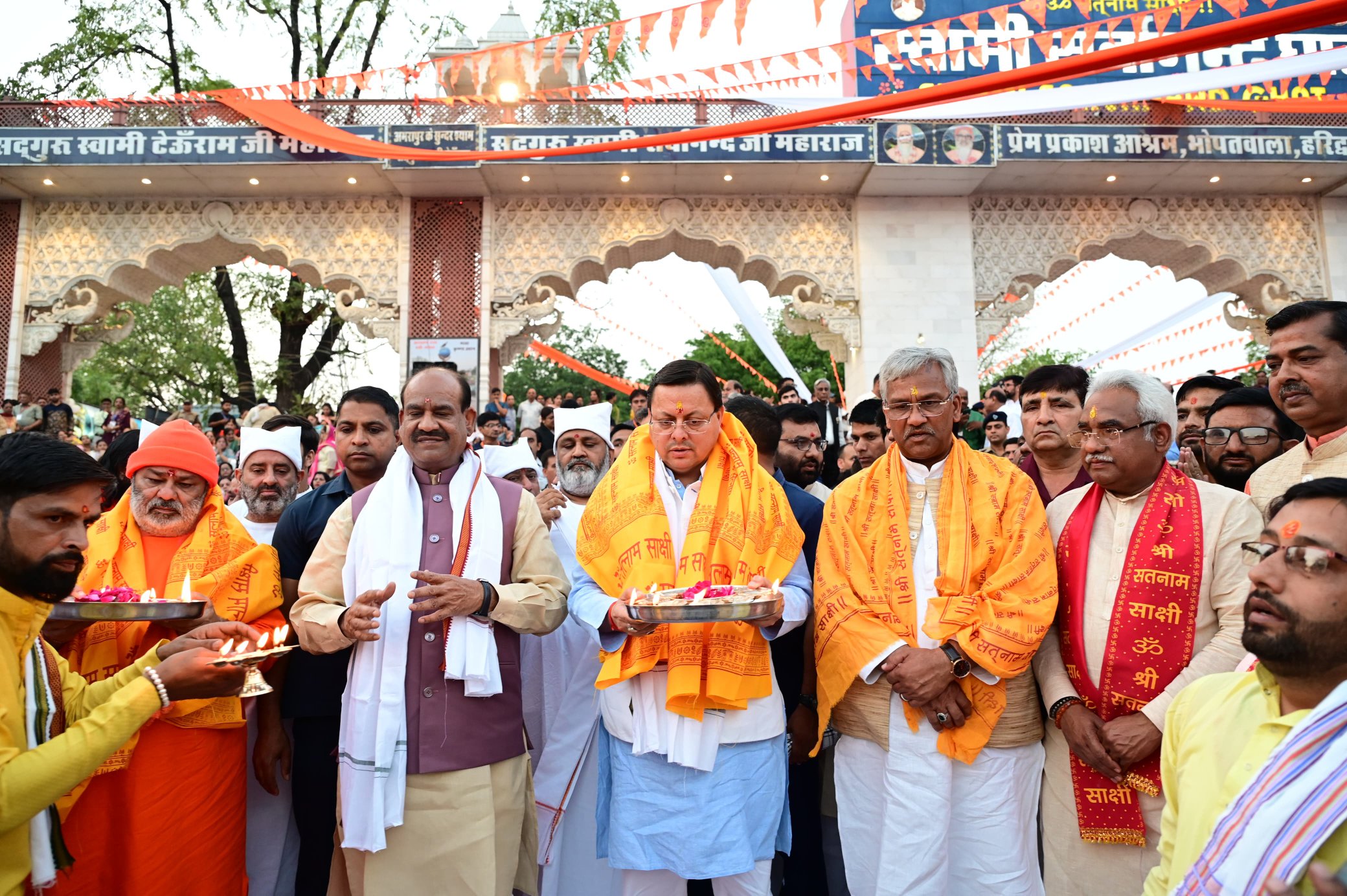 मुख्यमंत्री पुष्कर सिंह धामी ने लोकसभा अध्यक्ष ओम बिरला जी की उपस्थिति में हरिद्वार के सर्वानंद घाट में आयोजित गंगा पूजन में प्रतिभाग किया तथा सर्वानंद घाट से माता कृष्णा उद्यान तक शोभायात्रा में हुए सम्मिलित।
