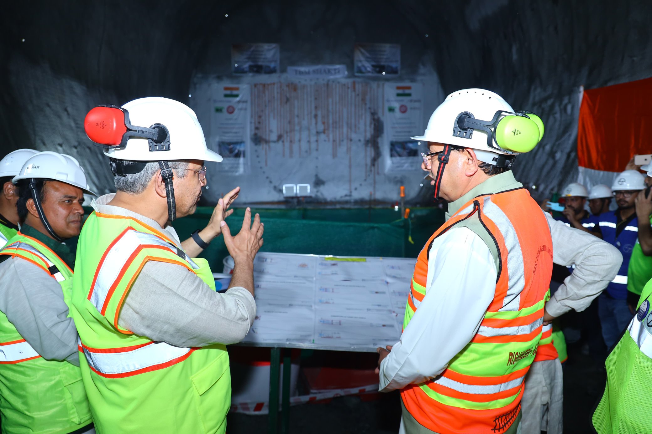 केन्द्रीय रेल मंत्री अश्विनी वैष्णव व मुख्यमंत्री पुष्कर सिंह धामी ने जनासू में ऋषिकेश-कर्णप्रयाग रेल परियोजना के अंतर्गत सुरंग संख्या T-8 और T-8M के ब्रेकथ्रू के अवसर पर आयोजित कार्यक्रम में प्रतिभाग।