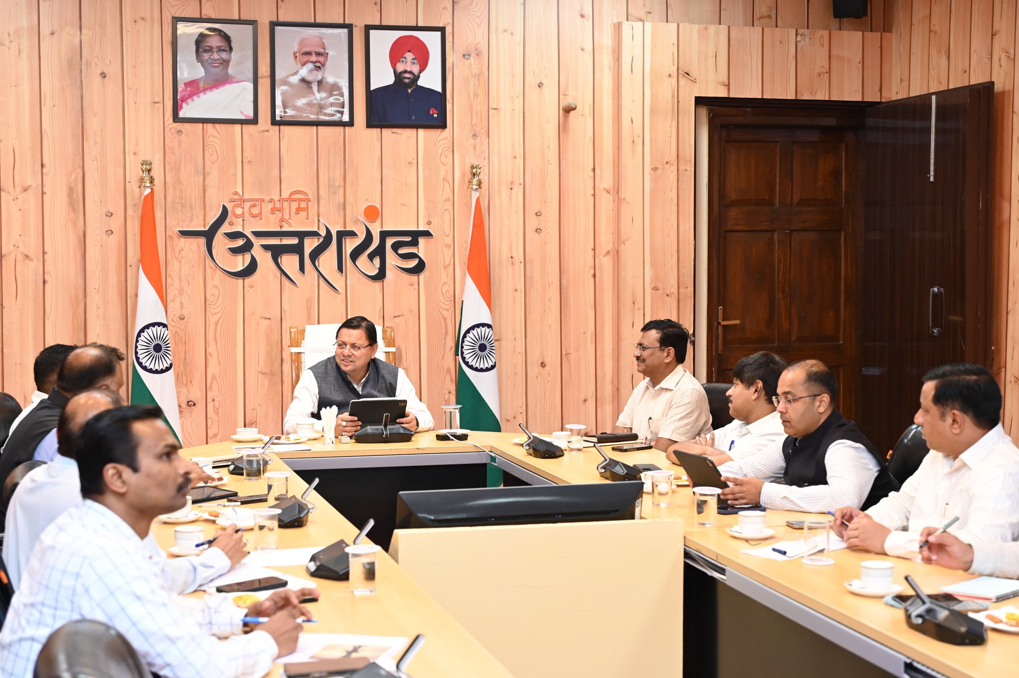 मुख्यमंत्री पुष्कर सिंह धामी ने  अंतर्राष्ट्रीय योग दिवस की तैयारियों के सम्बंध में बैठक ली।  योग पर निबंध, भाषण, पोस्टर और पेंटिंग प्रतियोगिता का आयोजन  करने समेत दिए कई निर्देश