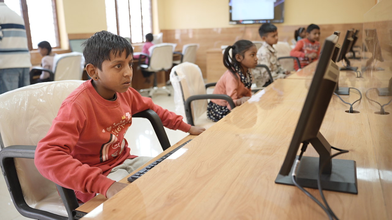 रंग ला रही डीएम की पहल, बच्चों को संगीत, योग, कम्प्यूटर, खेल एक्टिविटी के साथ शिक्षा