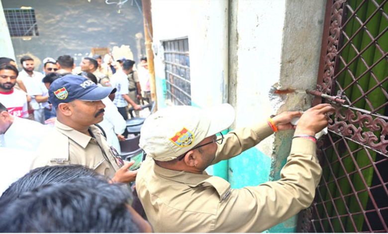 हल्द्वानी में अवैध मदरसों पर एक्शन, दूसरे दिन भी प्रशासन की कार्रवाई जारी हल्द्वानी में अवैध मदरसों पर एक्शन, दूसरे दिन भी प्रशासन की कार्रवाई जारी