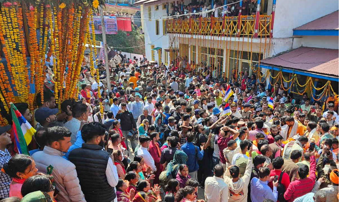 भैरवनाथ की पूजा के साथ मंदिर के कपाट खुलने की प्रक्रिया शुरू, धाम रवाना हुई बाबा केदार की डोली