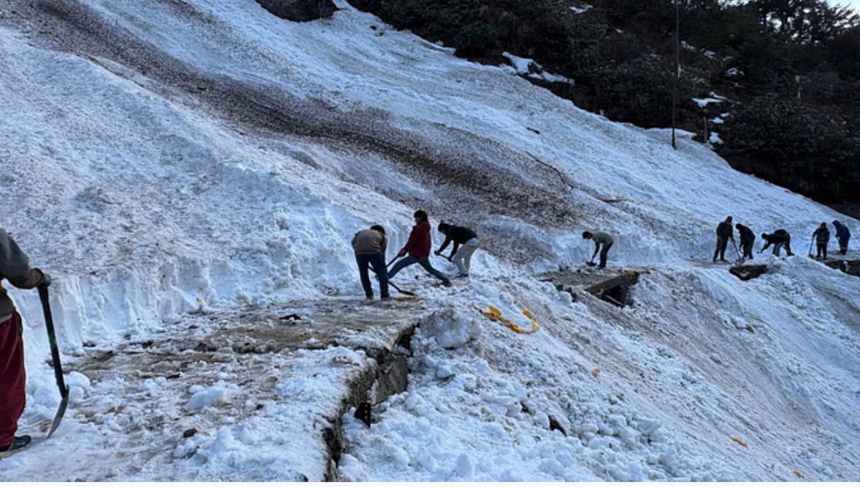 केदारनाथ पैदल मार्ग धाम तक आवाजाही के लिए खुला, हिमखंड आने से था बंद, छह से दस फीट बर्फ काटी गई