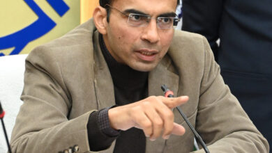 संविदात्मक कार्यो में लगे मजदूरों के आधार कार्ड सत्यापन रिपोर्ट न भेजने पर डीएम ने जताई नाराजगी