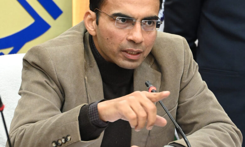 संविदात्मक कार्यो में लगे मजदूरों के आधार कार्ड सत्यापन रिपोर्ट न भेजने पर डीएम ने जताई नाराजगी संविदात्मक कार्यो में लगे मजदूरों के आधार कार्ड सत्यापन रिपोर्ट न भेजने पर डीएम ने जताई नाराजगी
