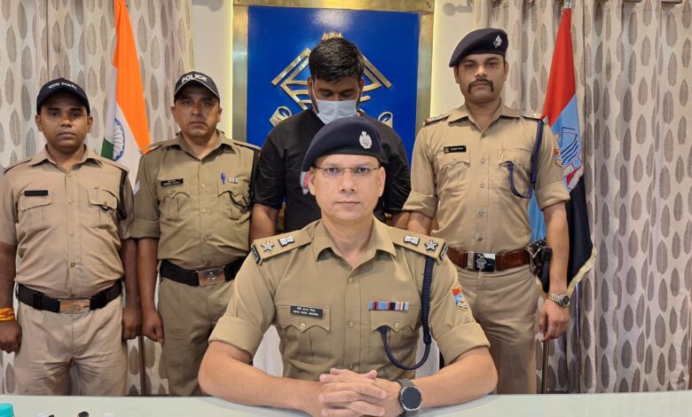 एसएसपी मणिकांत मिश्रा के नेतृत्व में रुद्रपुर पुलिस की बड़ी सफलता,मास्टरमाइंड शैलेंद्र उर्फ शेरू चौहान गिरफ्तार एसएसपी मणिकांत मिश्रा के नेतृत्व में रुद्रपुर पुलिस की बड़ी सफलता,मास्टरमाइंड शैलेंद्र उर्फ शेरू चौहान गिरफ्तार