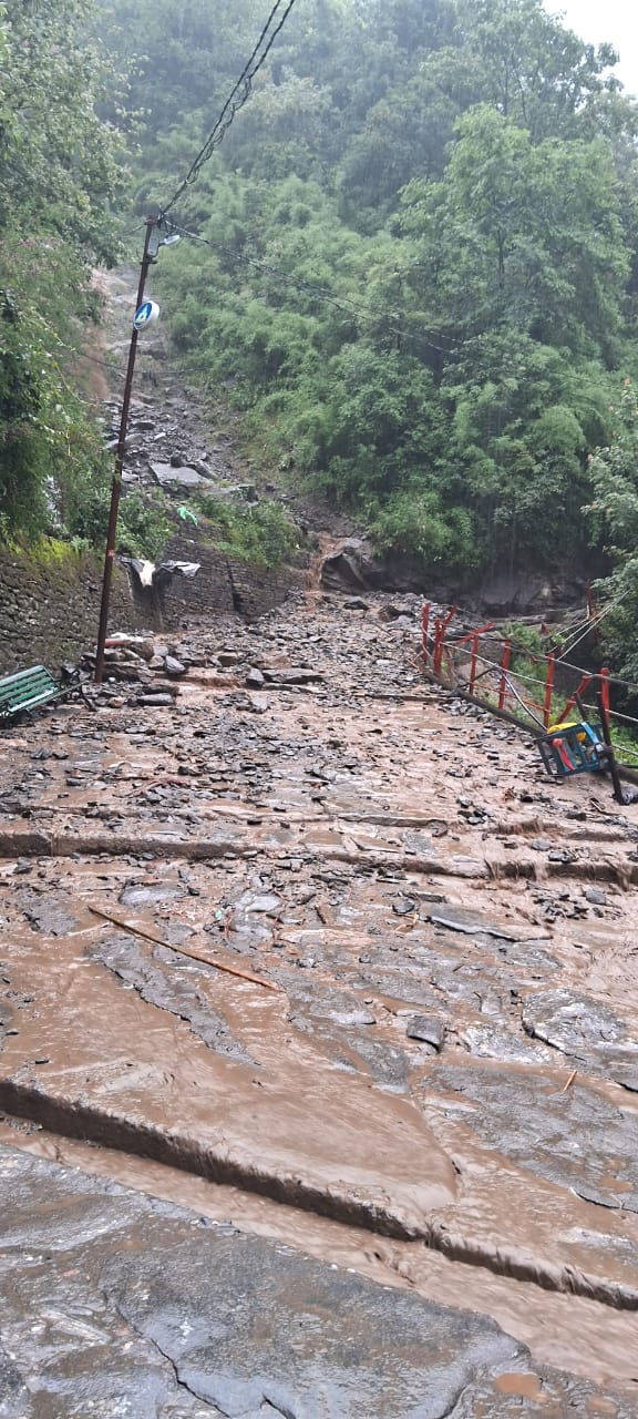 जंगलचट्टी के पास गधेरे में मलबा पत्थर आने से केदारनाथ यात्रा बाधित, सोनप्रयाग से पैदल यात्रा अग्रिम आदेशों तक स्थगित