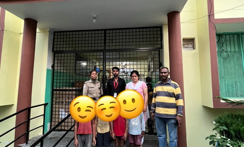 जिला प्रशासन की टीम ने कूड़ा बिनते दो बच्चों को किया रेस्क्यू जिला प्रशासन की टीम ने कूड़ा बिनते दो बच्चों को किया रेस्क्यू