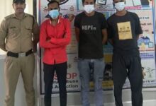 शराब के नशे में कार के बोनट पर चढकर हुडदंग मचा रहे अभियुक्तों को दून पुलिस ने पढाया कानून का सबक