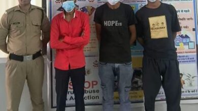 शराब के नशे में कार के बोनट पर चढकर हुडदंग मचा रहे अभियुक्तों को दून पुलिस ने पढाया कानून का सबक