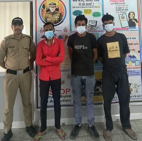 शराब के नशे में कार के बोनट पर चढकर हुडदंग मचा रहे अभियुक्तों को दून पुलिस ने पढाया कानून का सबक शराब के नशे में कार के बोनट पर चढकर हुडदंग मचा रहे अभियुक्तों को दून पुलिस ने पढाया कानून का सबक
