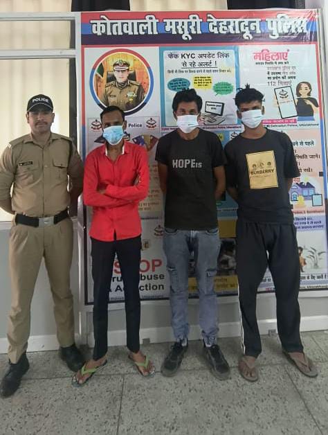 शराब के नशे में कार के बोनट पर चढकर हुडदंग मचा रहे अभियुक्तों को दून पुलिस ने पढाया कानून का सबक