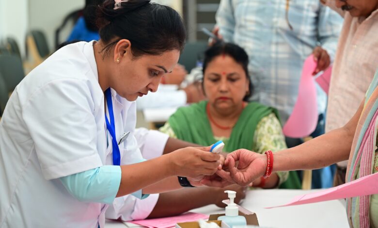 पत्रकारों के लिए मुख्यमंत्री धामी की पहल — देहरादून में विशेष स्वास्थ्य कैम्प का आयोजन पत्रकारों के लिए मुख्यमंत्री धामी की पहल — देहरादून में विशेष स्वास्थ्य कैम्प का आयोजन