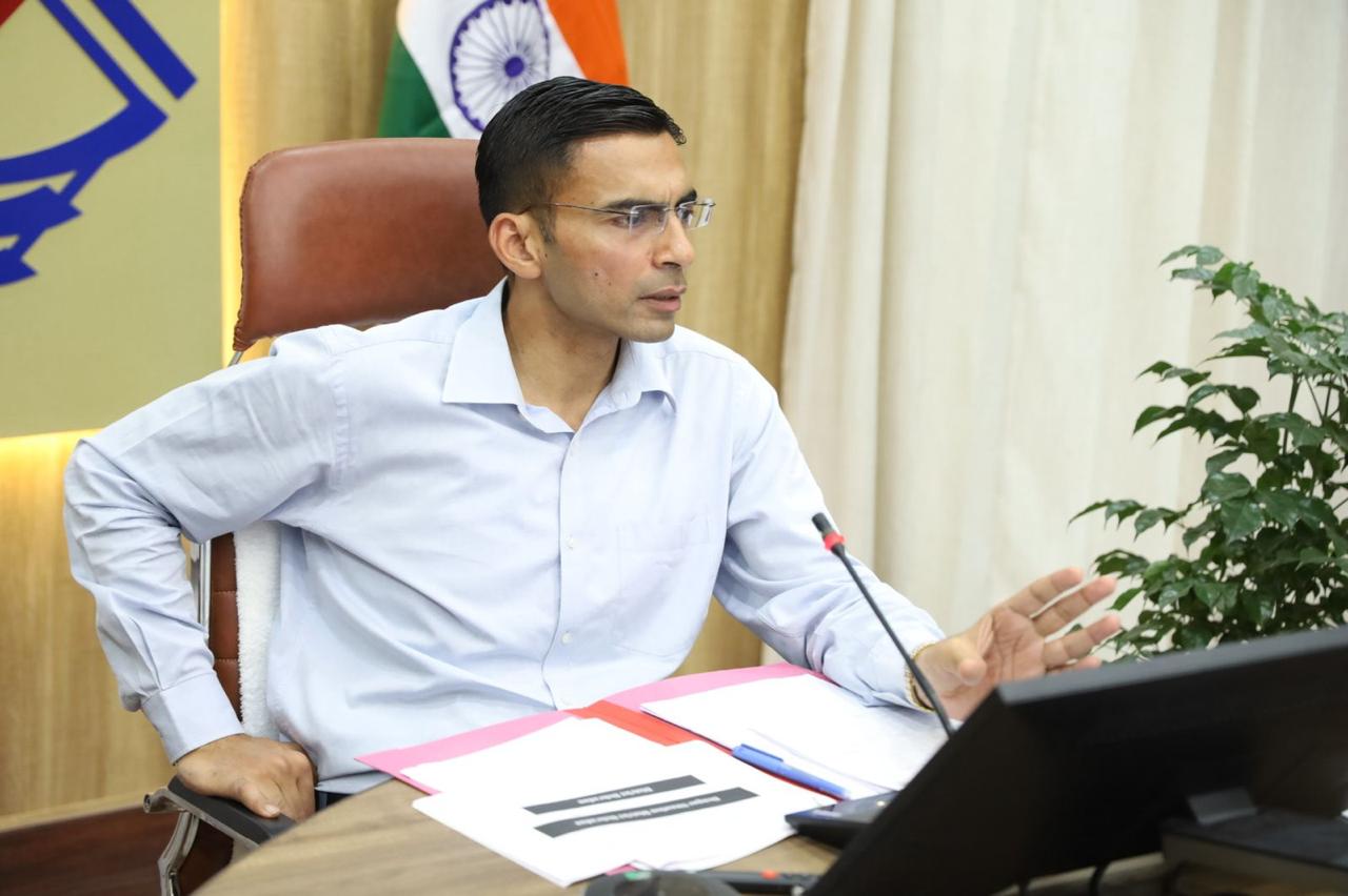 डीएम के निर्देश, पेयजल शिकायतों का डे-टू-डे निस्तारण रखें जारी