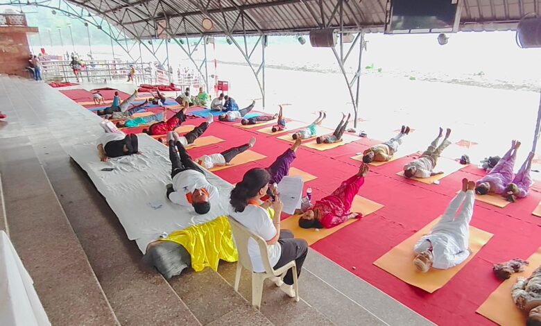 आयुर्वेद विभाग ने गंगा आरती के साथ त्रिवेणी घाट पर आयोजित किया योग शिविर, किया योगाभ्यास आयुर्वेद विभाग ने गंगा आरती के साथ त्रिवेणी घाट पर आयोजित किया योग शिविर, किया योगाभ्यास