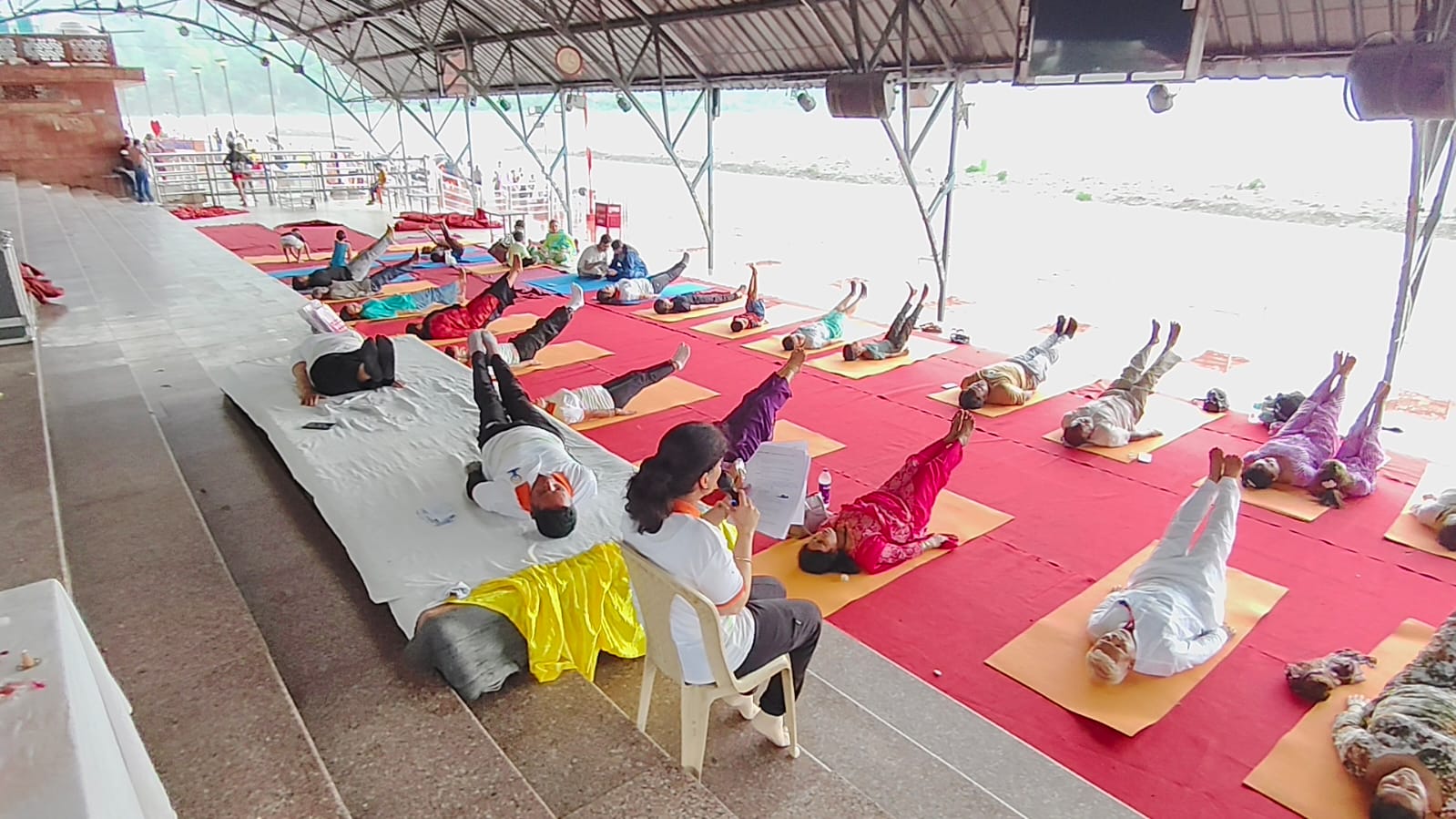 आयुर्वेद विभाग ने गंगा आरती के साथ त्रिवेणी घाट पर आयोजित किया योग शिविर, किया योगाभ्यास