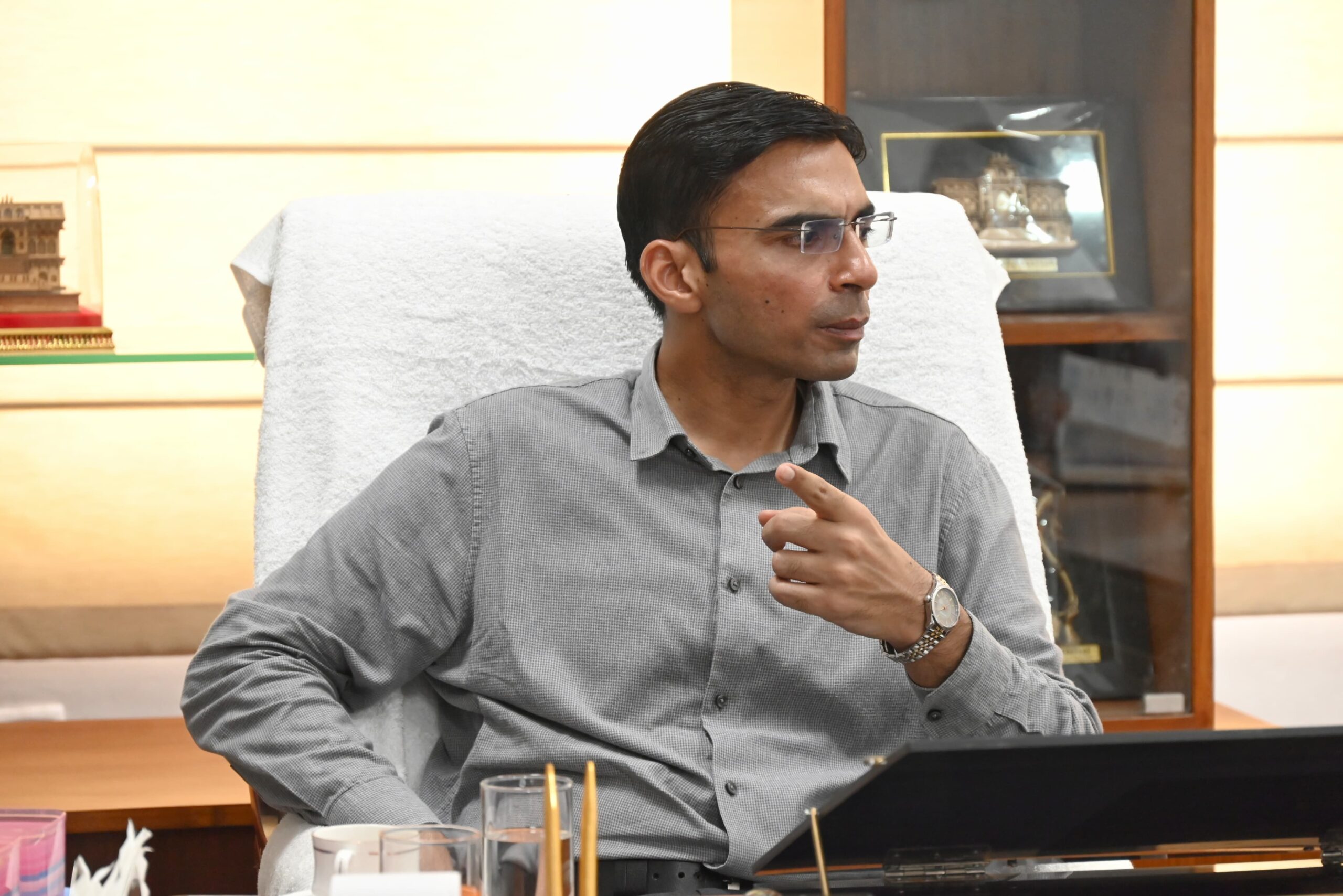 पिता बात-बात में तान देता है मॉ-बेटे पर बंदूक; लाइसेंस निलंबित