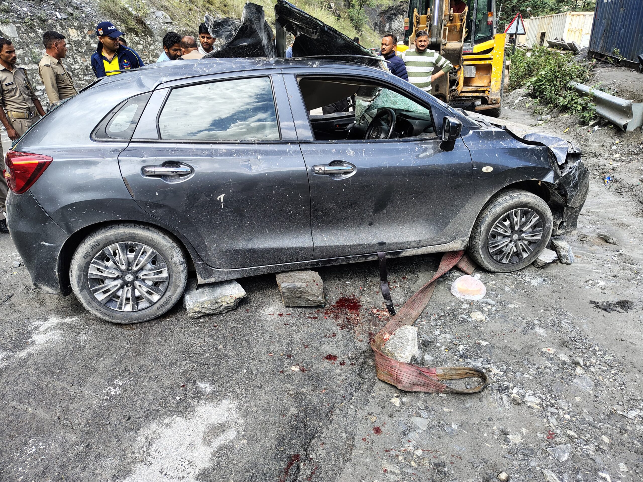 हादसा: पहाड़ी से गिरे पत्थर ने बलेनो को रौंदा, महिला की मौत, दो घायल