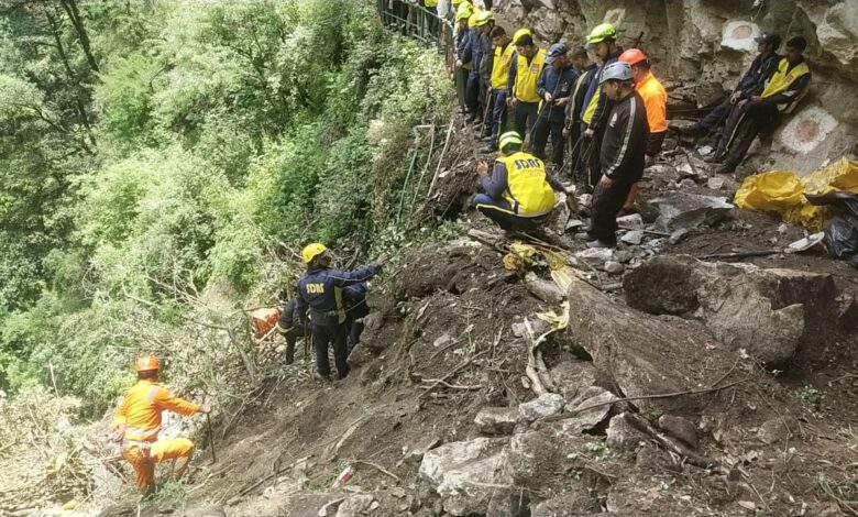 भूस्खलन के बाद SDRF-NDRF की संयुक्त रेस्क्यू कार्रवाई, पहाड़ के सन्नाटे में खोजी जा रही हर आहट भूस्खलन के बाद SDRF-NDRF की संयुक्त रेस्क्यू कार्रवाई, पहाड़ के सन्नाटे में खोजी जा रही हर आहट