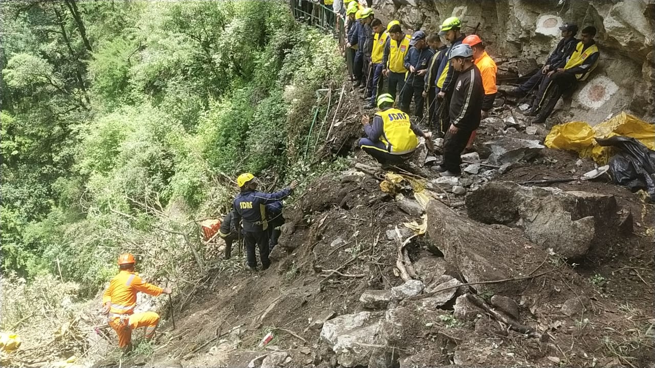 भूस्खलन के बाद SDRF-NDRF की संयुक्त रेस्क्यू कार्रवाई, पहाड़ के सन्नाटे में खोजी जा रही हर आहट