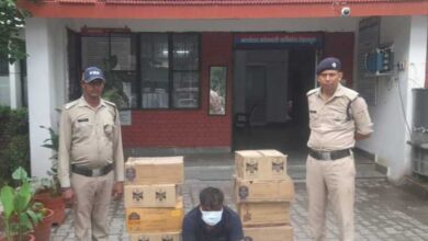 नशा तस्करो पर दून पुलिस का कसता शिकंजा,अवैध शराब की तस्करी में लिप्त 01 अभियुक्त आया दून पुलिस की गिरफ्त में…