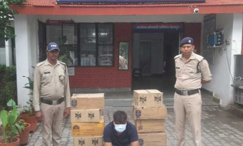 नशा तस्करो पर दून पुलिस का कसता शिकंजा,अवैध शराब की तस्करी में लिप्त 01 अभियुक्त आया दून पुलिस की गिरफ्त में… नशा तस्करो पर दून पुलिस का कसता शिकंजा,अवैध शराब की तस्करी में लिप्त 01 अभियुक्त आया दून पुलिस की गिरफ्त में…