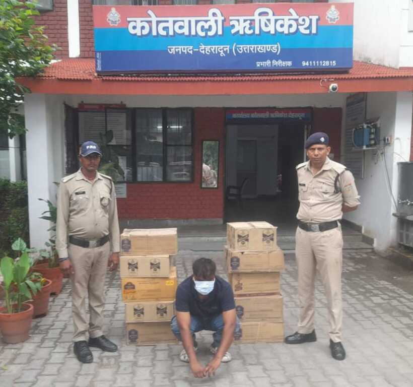 नशा तस्करो पर दून पुलिस का कसता शिकंजा,अवैध शराब की तस्करी में लिप्त 01 अभियुक्त आया दून पुलिस की गिरफ्त में…