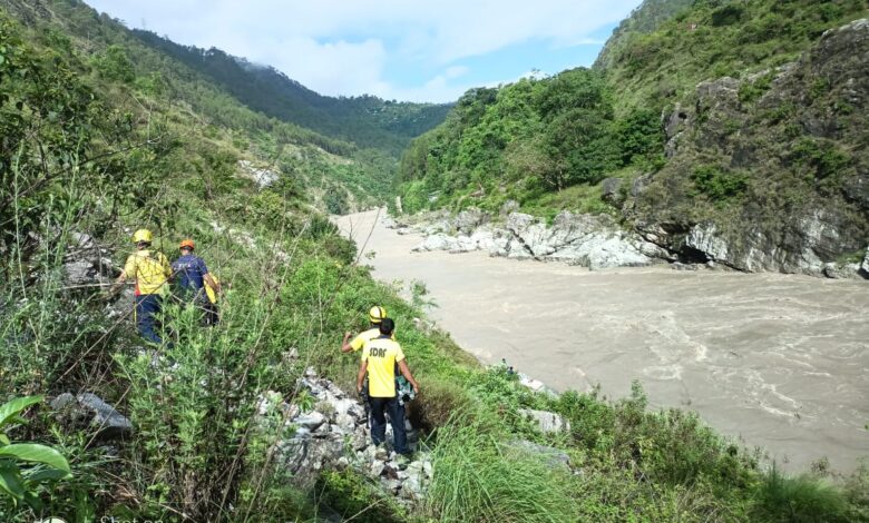 रुद्रप्रयाग हादसा: घोलतिर में टेंपो ट्रैवलर खाई में गिरा, 2 की मौत… रुद्रप्रयाग हादसा: घोलतिर में टेंपो ट्रैवलर खाई में गिरा, 2 की मौत…