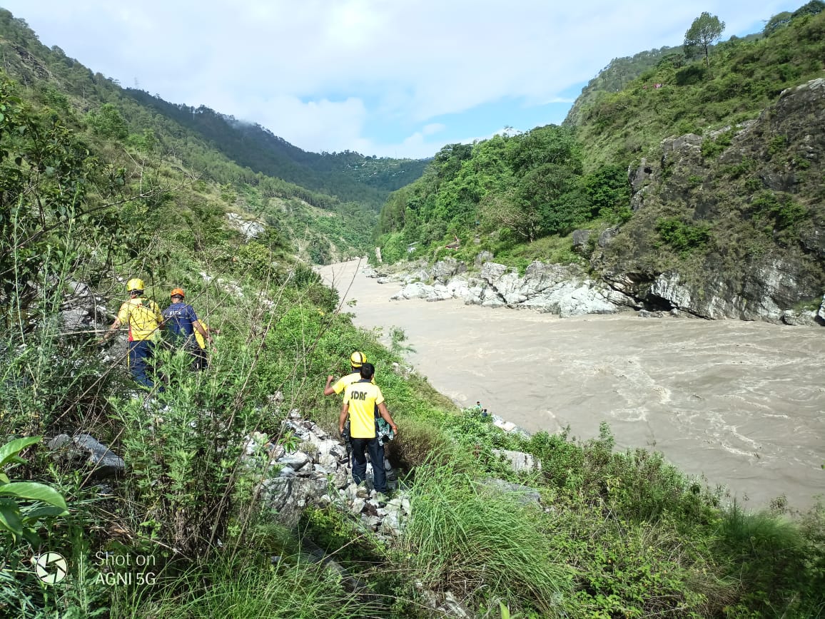 रुद्रप्रयाग हादसा: घोलतिर में टेंपो ट्रैवलर खाई में गिरा, 2 की मौत…