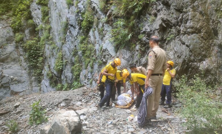 चकराता मार्ग पर दर्दनाक हादसा: गहरी खाई में गिरी कार, तीन युवकों की मौत चकराता मार्ग पर दर्दनाक हादसा: गहरी खाई में गिरी कार, तीन युवकों की मौत