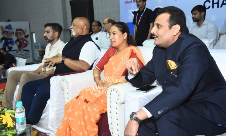 हिमाद्री आइस रिंक में जमी बर्फ पर भारत के सितारे चमके, 19 राज्यों की टीमें शामिल हिमाद्री आइस रिंक में जमी बर्फ पर भारत के सितारे चमके, 19 राज्यों की टीमें शामिल