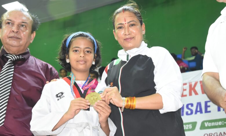खेल मंत्री रेखा आर्या ने किया दो राष्ट्रीय ताइक्वांडो प्रतियोगिताओं का समापन, विजेताओं को मेडल पहनाकर किया सम्मानित खेल मंत्री रेखा आर्या ने किया दो राष्ट्रीय ताइक्वांडो प्रतियोगिताओं का समापन, विजेताओं को मेडल पहनाकर किया सम्मानित
