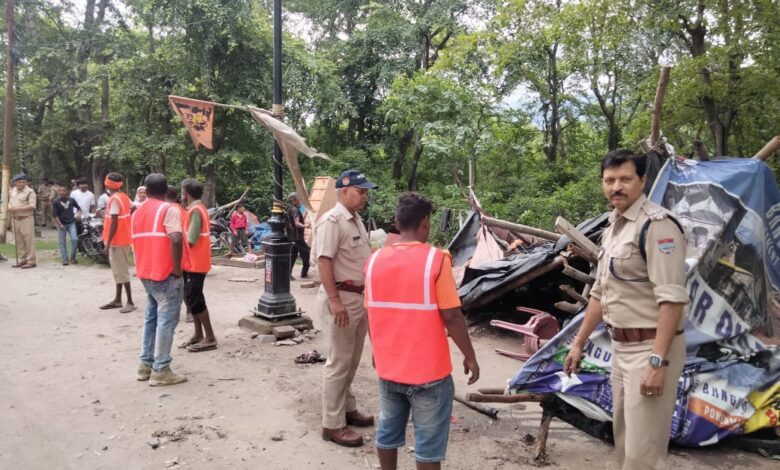 अवैध अतिक्रमण के विरूद्ध दून पुलिस की कार्यवाही अवैध अतिक्रमण के विरूद्ध दून पुलिस की कार्यवाही