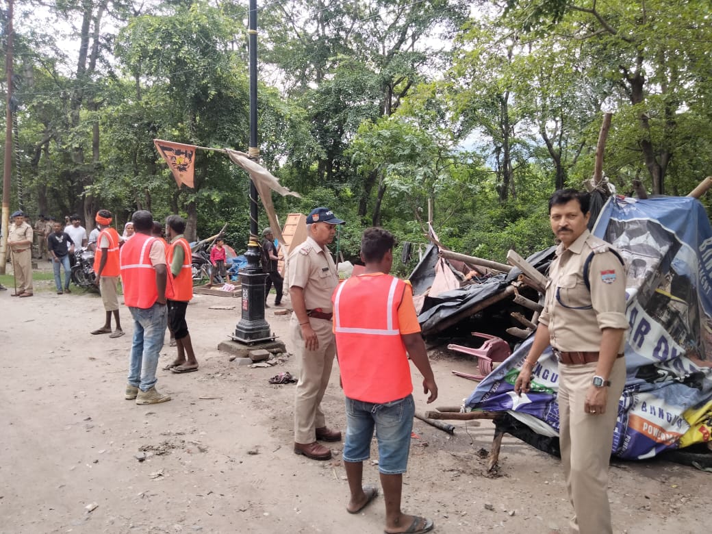 अवैध अतिक्रमण के विरूद्ध दून पुलिस की कार्यवाही