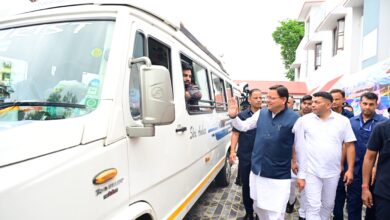 मुख्यमंत्री ने टनकपुर से कैलाश मानसरोवर यात्रा के पहले दल को हरी झंडी दिखाकर किया रवाना