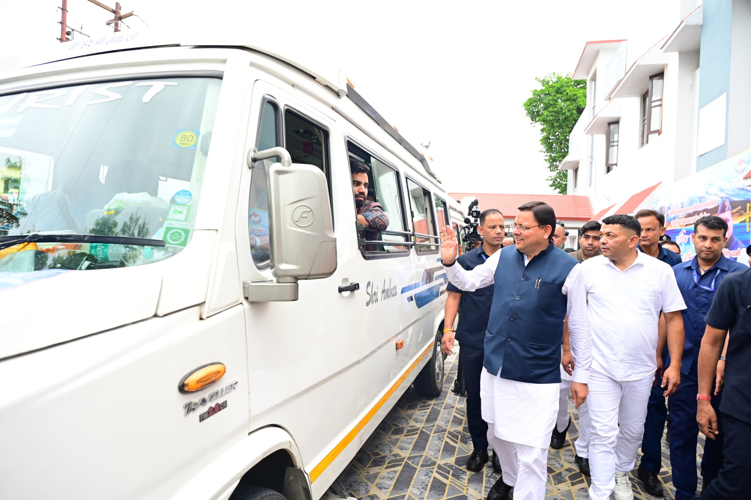 मुख्यमंत्री ने टनकपुर से कैलाश मानसरोवर यात्रा के पहले दल को हरी झंडी दिखाकर किया रवाना