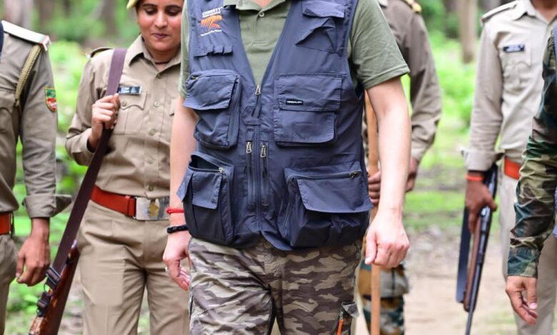कार्बेट नेशनल पार्क में सीएम धामी ने किया जंगल सफारी का अनुभव कार्बेट नेशनल पार्क में सीएम धामी ने किया जंगल सफारी का अनुभव