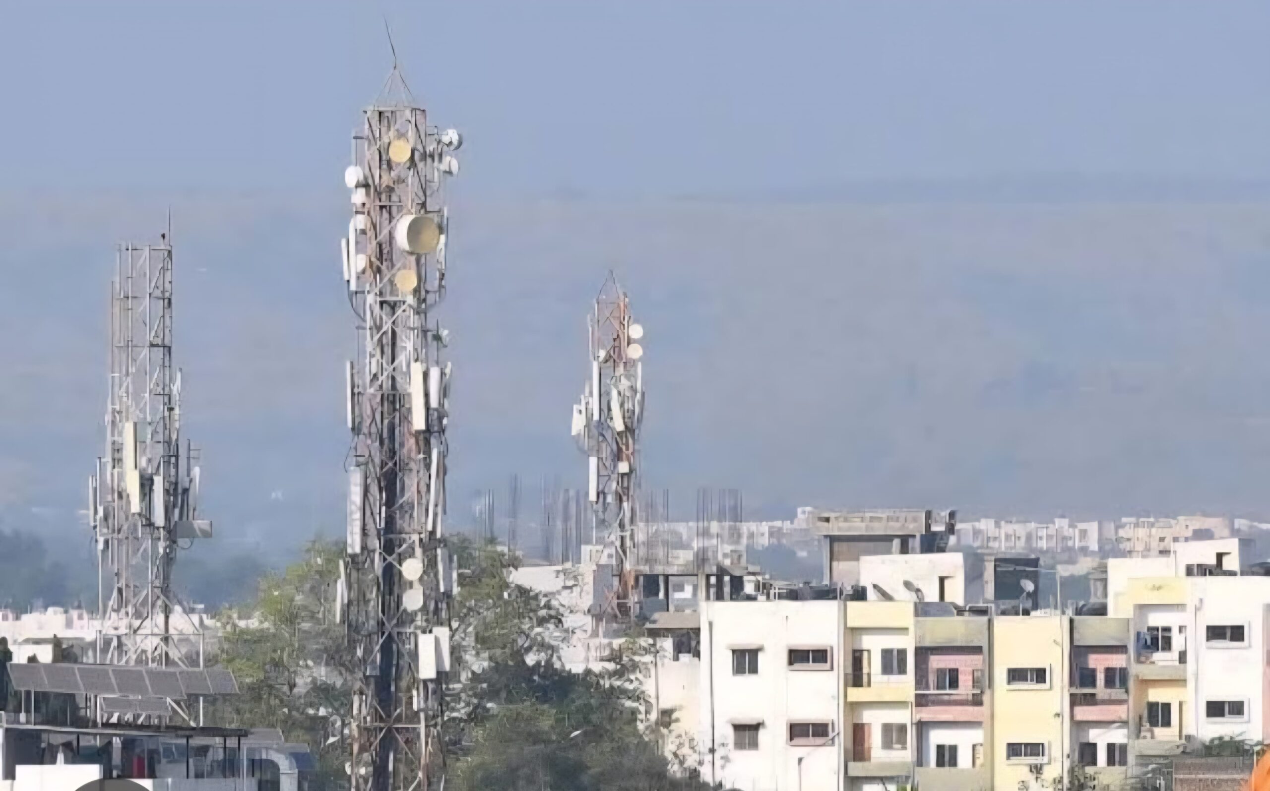 मुख्यमंत्री के निर्देशन में फ्रंटफुट पर जिला प्रशासन, दर्जनों मोबाईल टावर सील, एक के बाद एक बड़े एक्शन